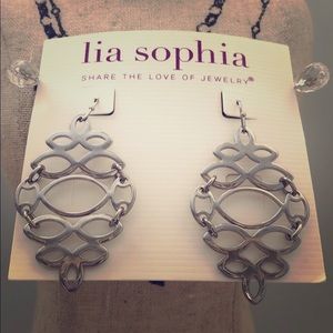 Flirty rhodium plated fish hook backed earrings.